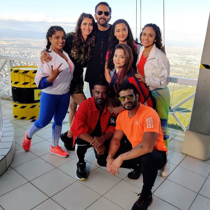 Rohit Shetty can be seen posing with RJ Malishka, Dharmesh Yelande, Adaa Khan, Amruta Khanvilkar, Karishma Tanna, Tejasswi Prakash and Karan Patel in the photo.