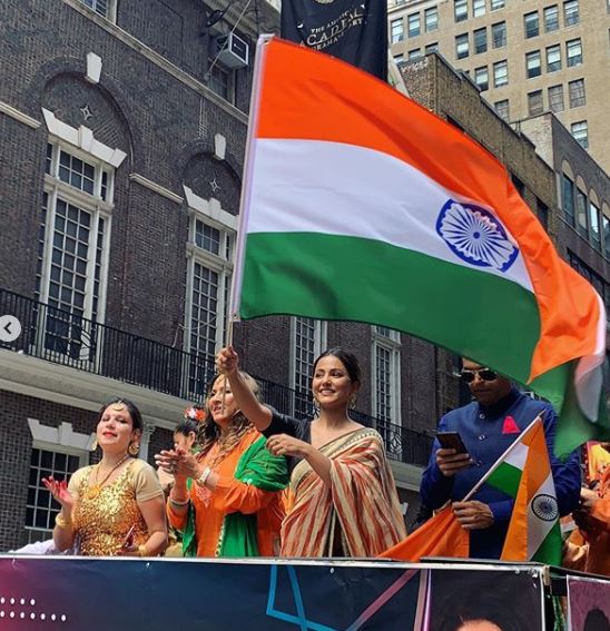 WATCH: Hina Khan's FANS Go CRAZY Cheering For The TV Actress As She Represents India At The Independence Day Parade In New York