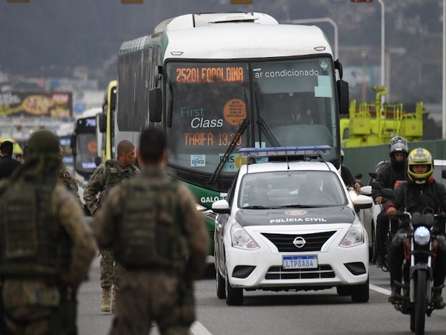 Brazil Hijacker Holding Busload Of Passengers Hostage Shot Dead By Police Brazil Hijacker Who Held Busload Of Passengers Hostage Shot Dead By Police