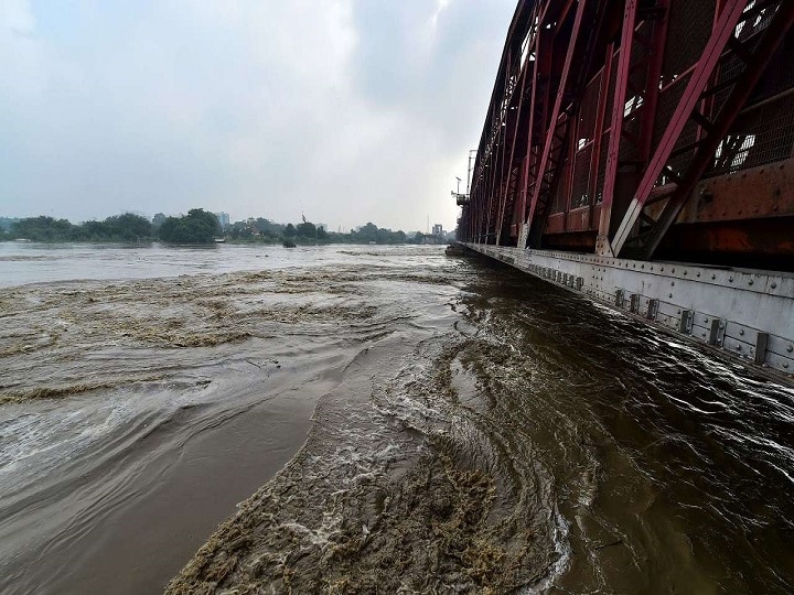 Delhi: Yamuna Ghat Residents Moved To Tents, Farmers Say Unable To See Crops Being Destroyed Delhi: Yamuna Ghat Residents Moved To Tents, Farmers Say Unable To See Crops Being Destroyed