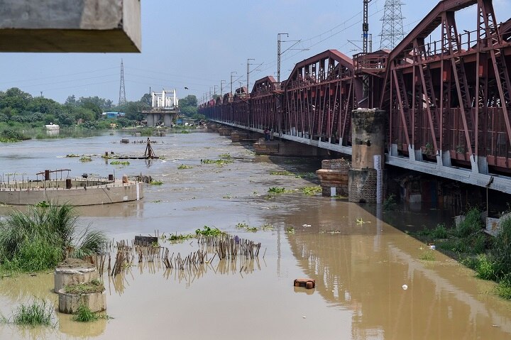 Delhi: Yamuna water level breaches danger mark evacuation begins in low-lying areas दिल्ली में यमुना का जलस्तर खतरे के निशान से फिर ऊपर, सौ से ज्यादा परिवारों को सुरक्षित जगह पर पहुंचाया गया
