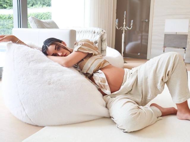 Soon-to-be Mommy Amy Jackson Flaunts Baby Bump, Announces Her 35th Week Of Pregnancy Soon-to-be Mommy Amy Jackson Announces Her 35th Week Of Pregnancy, Shares PIC Of Baby Bump