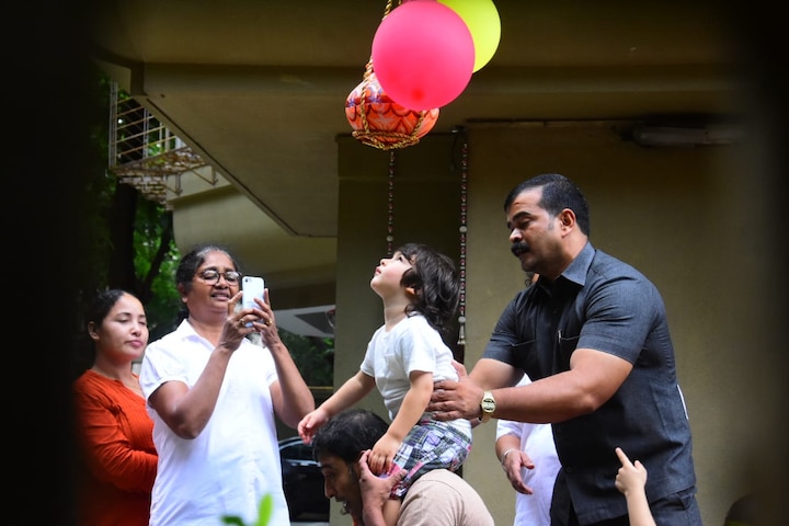The entire country is celebrating Janmasthami will full fervor and enthusiasm. We had shown you pictures of Shah Rukh Khan from the celebrations. Internet’s favourite child Taimur Ali Khan also celebrated the festival by breaking his own dahi handi.
