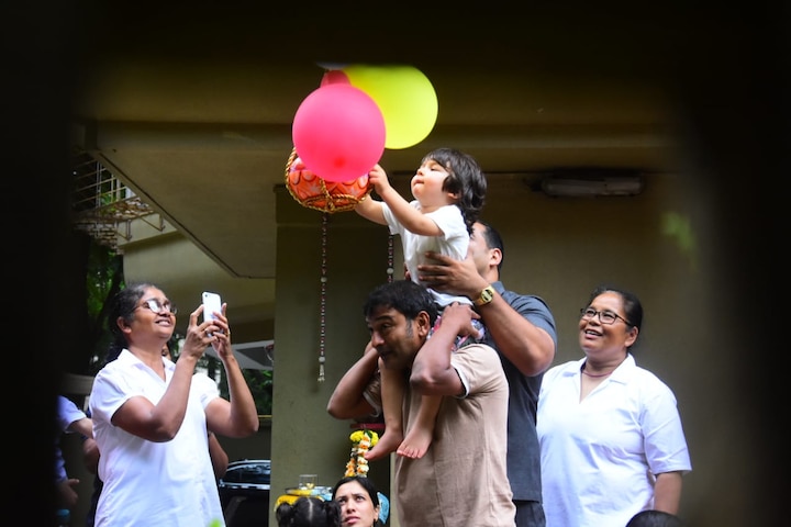 Taimur’s nannies and other people were present with the cutie pie to help him break the handi.