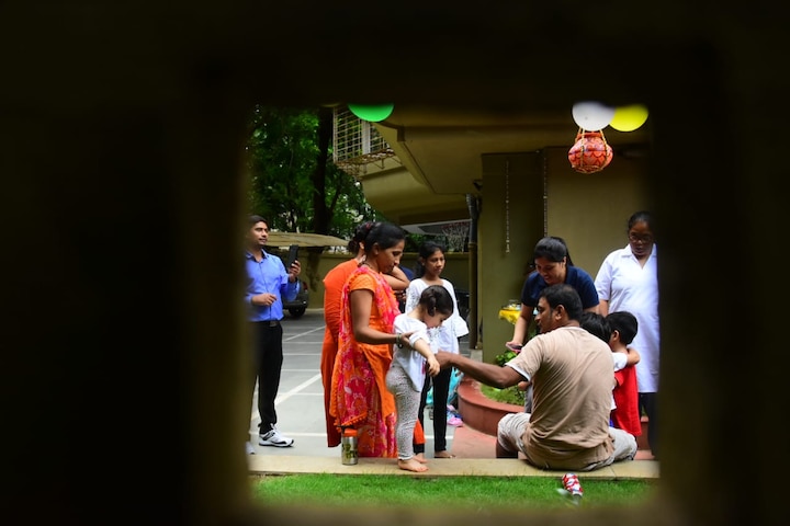 Taimur was joined by his cousin Inaaya Naumi Kemmu and other kids from the society in the celebrations.