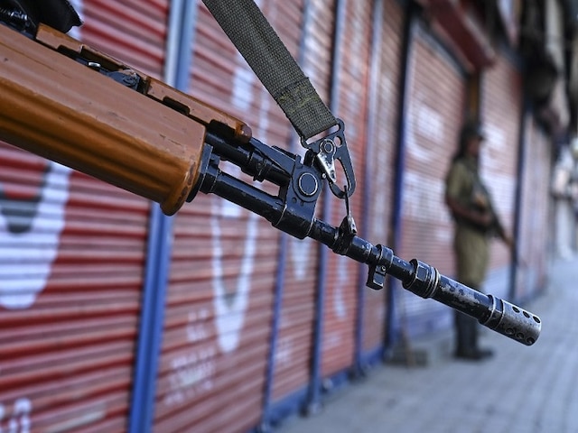 J&K: Truck Driver Killed In Stone Pelting Incident, Two Youths Arrested J&K: Truck Driver Killed In Stone Pelting Incident, Two Youths Arrested