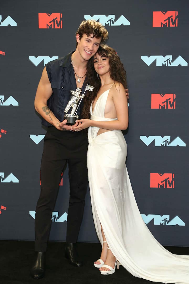 Hollywood singers and lovebirds Shwan Mendes and Camila Cabelo posing for the shutterbugs [pic credit: Gettyimages] 