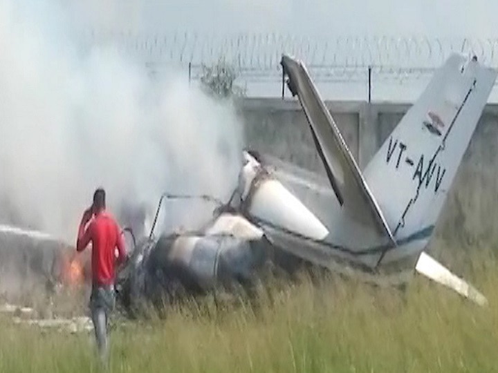 Aligarh Plane Crash: Trainer Aircraft VT-AVV Crashes At Dhanipur Airstrip, Crew Make Narrow Escape Aligarh Plane Crash: Trainer Aircraft VT-AVV Crashes At Dhanipur Airstrip, Crew Make Narrow Escape