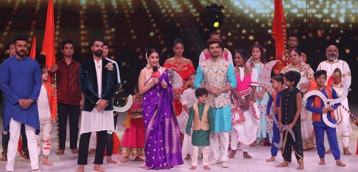 Popular dance reality show ‘Dance Deewane 2’ has managed to win the hearts of the viewers, all thanks to the power-packed performances of the contestants. Popular TV celebs including Erica Fernandes, Pearl V Puri, Surbhi Jyoti, Sidharth Shukla graced the sets of the show as part of the Ganesh Chaturthi special episode.