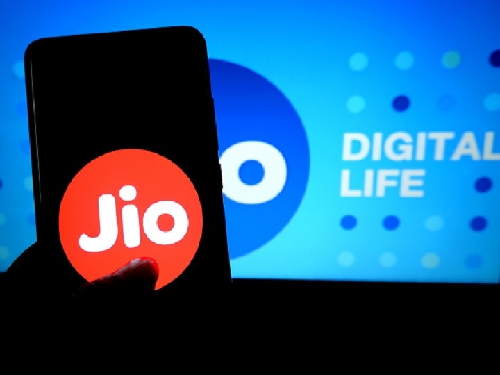 Jio Launches In-Flight Mobile Connectivity Service For 'Postpaid Plus' Users; Partners With Aeromobile