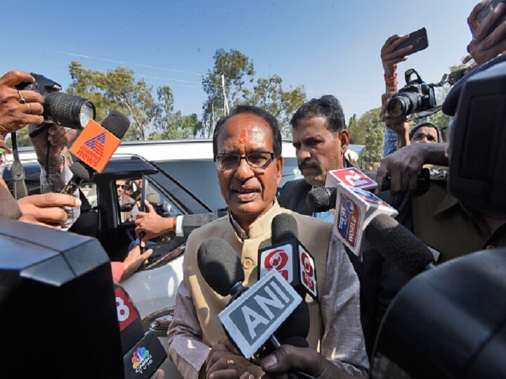 Madhya Pradesh: Former CM Shivraj Singh Chouhan Arrested While Protesting Over Farmers' Issue Madhya Pradesh: Former CM Shivraj Singh Chouhan Arrested While Protesting Over Farmers' Issue