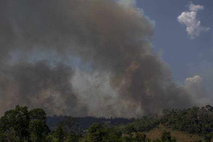 Smokes rises from forest fires in Altamira, Para state, Brazil, in the Amazon basin, on August 27, 2019. - Brazil will accept foreign aid to help fight fires in the Amazon rainforest on the condition the Latin American country controls the money, the president's spokesman said Tuesday. (Photo by Joao Laet / AFP)