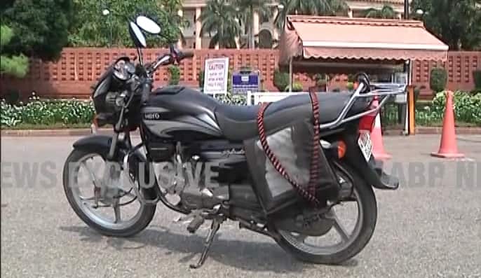 Man Attempts To Enter Via VIP Entry Of Parliament With A Knife In Hand, Nabbed Man Attempts To Enter Via VIP Entry Of Parliament With A Knife In Hand, Nabbed