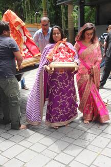 Ganesh Chaturthi 2019: Salman Khan’s Sister Arpita Brings Home Ganpati Bappa, Mother Salma Performs Aarti (See PICS)