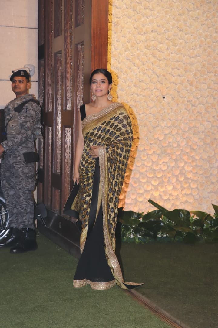 Kajol graced the event sporting an elegant black colour saree. 