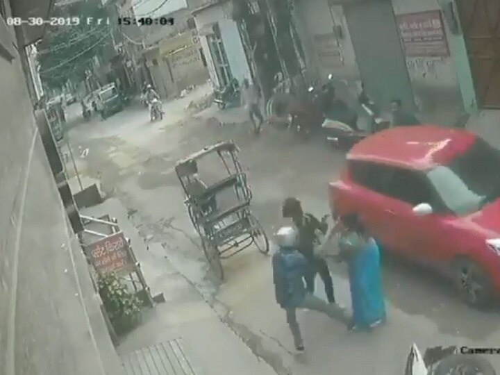Chain Snatching Incident Delhi: Woman Thrashes Man In Broad Daylight  Watch | Woman Thrashes Bike Borne Chain Snatcher On Delhi Street; CCTV Footage Goes Viral