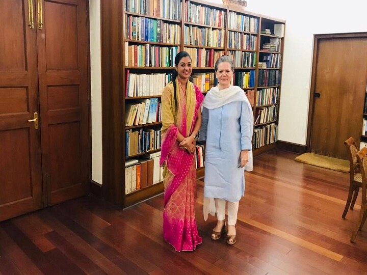 Rebel AAP MLA Alka Lamba Meets Sonia Gandhi; Fuels Speculation Of Joining Congress Rebel AAP MLA Alka Lamba Meets Sonia Gandhi; Fuels Speculation Of Joining Congress