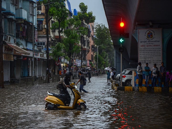 Very heavy rains lashed Mumbai for second consecutive day on Wednesday with most places receiving more than 100 mm of rainfall. Image: PTI