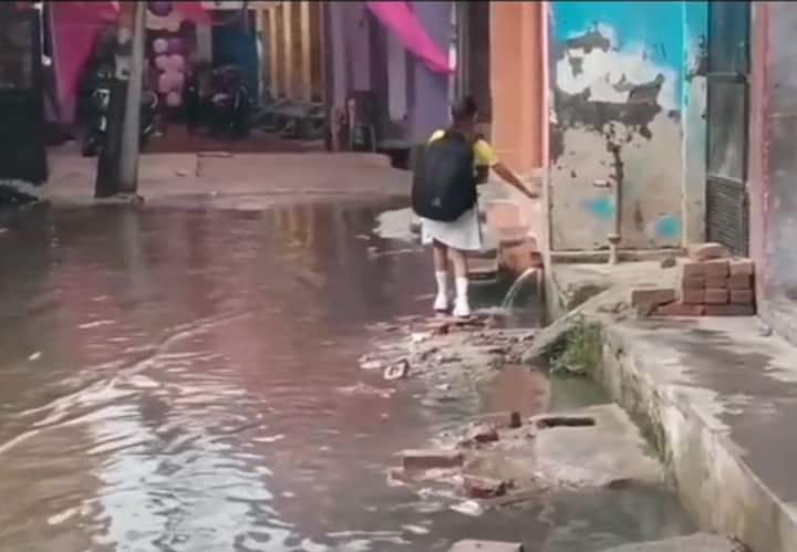 A helpline number ‘1916’ has been issued to help people stuck in rain. / Image: AN
