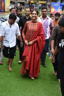 Ganesh Chaturthi 2019: Sonam Kapoor Offers Prayers At Andheri Cha Raja In Mumbai! See Pictures!