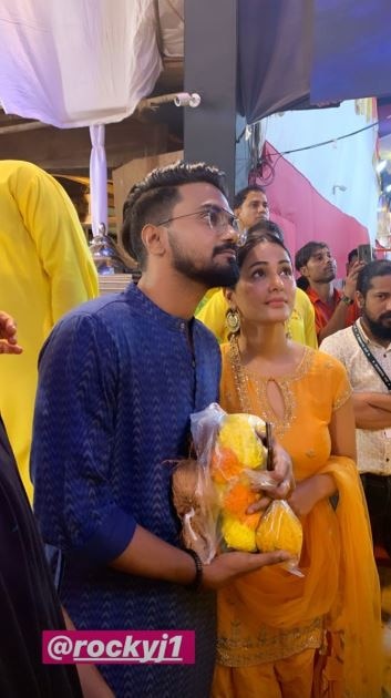 Hina looked gorgeous in an orange dress and beautiful gold earrings while beau Rocky Jaiswal was seen dressed in a blue kurta.