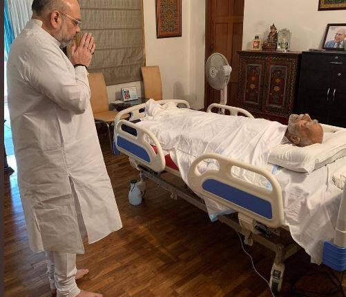 Leaders across political lines paid a visit to the residence of the deceased former Law Minister Ram Jethmalani to pay last respect to him. Home Minister Amit Shah pays respect to the veteran lawyer. Image: ANI
