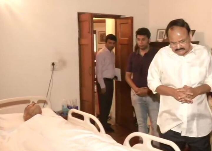 Vice President Venkaiah Naidu pays tribute to Jethmalani who passed away at the age of 95. Image: ANI