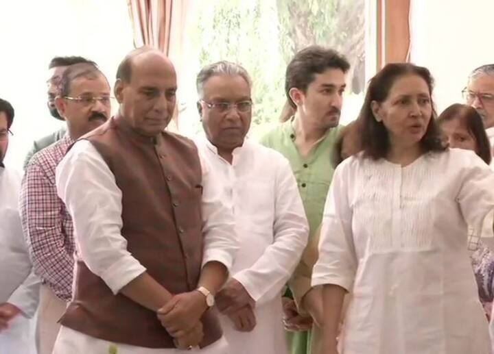 Defence Minister Rajnath Singh pays last respects to veteran lawyer and former Union Minister. Image: ANI