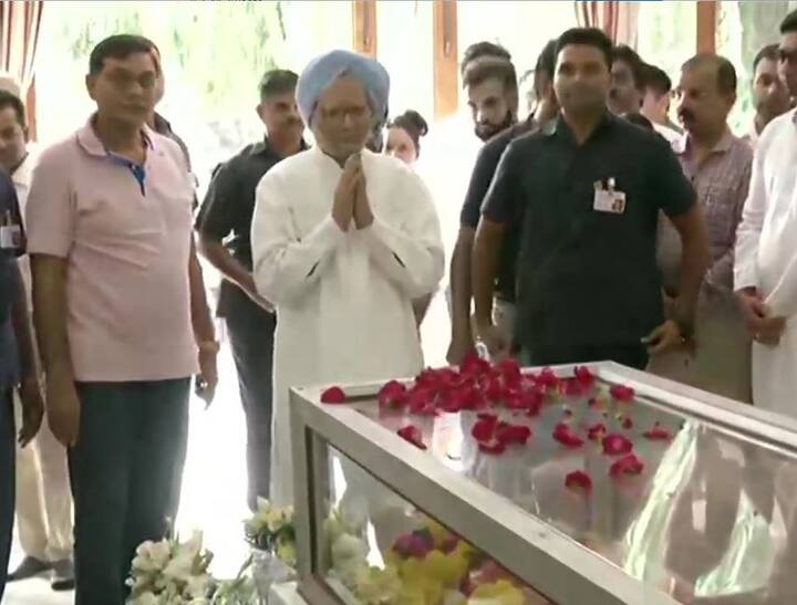 Former Prime Minister Manmohan Singh pays tribute to the veteran Indian lawyer. Image: ANI