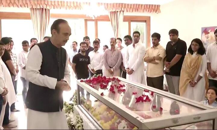 Ghulam Nabi Azad pays last respects to veteran lawyer and former Union Minister Ram Jethmalani. Image: ANI