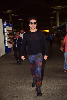 SPOTTED: Ananya Panday, Kartik Aaryan & Varun Dhawan Take Selfie With Their Fans At Airport (See PICS)