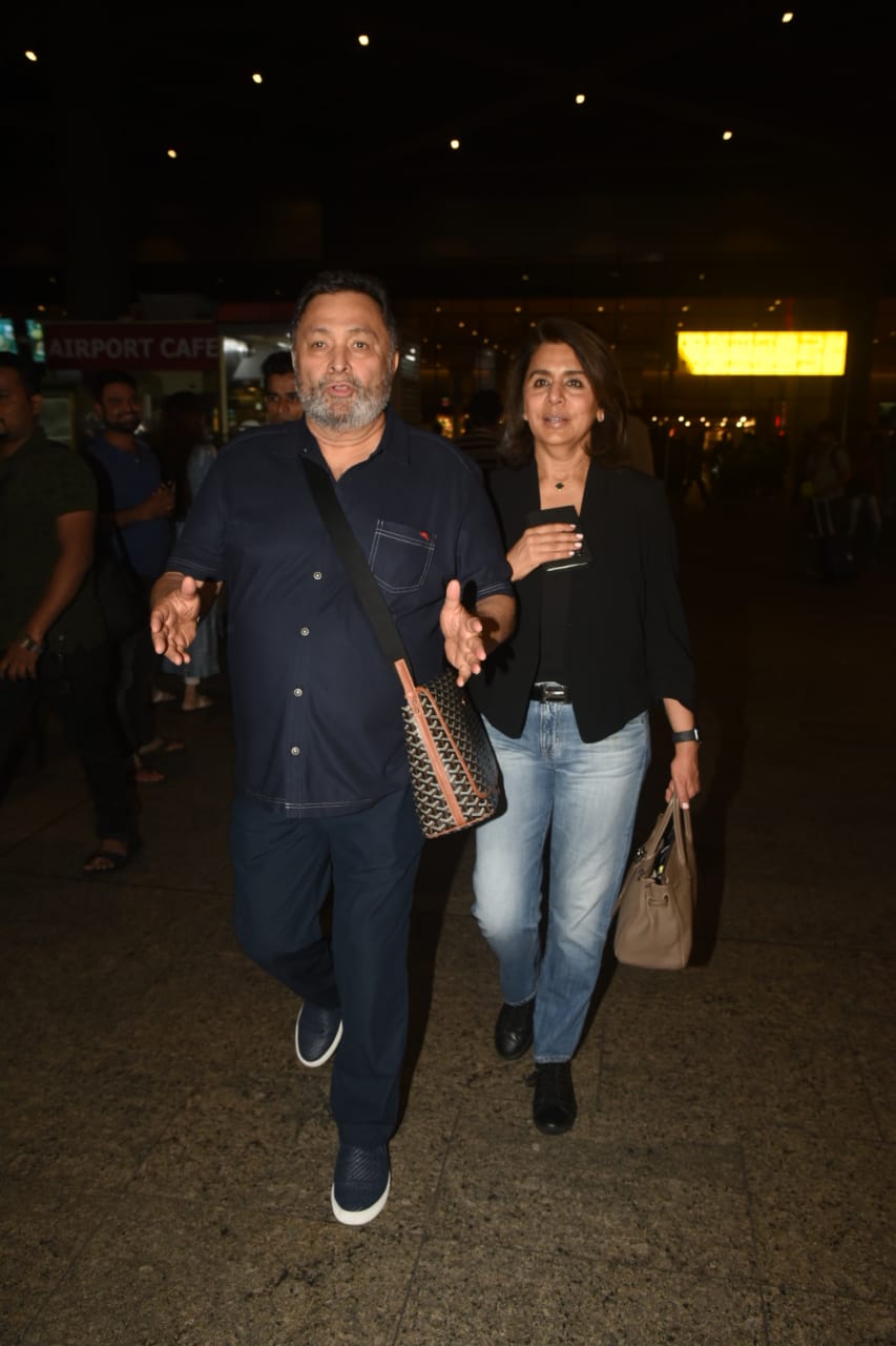 Rishi Kapoor Receives Warm Welcome At Home By Son Ranbir Kapoor & Daughter Riddhima Kapoor Sahni Upon His Arrival Back In India