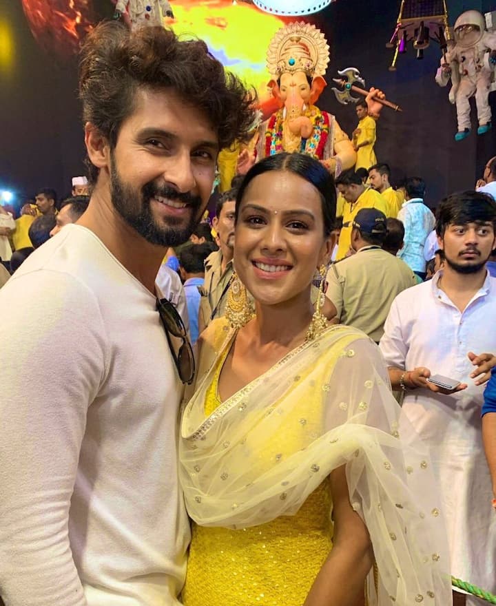 Both Nia and Ravi were all smiles at the famous pandal after bappa's darshan 