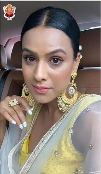 Nia looked gorgeous in her traditional attire and chunky earrings  