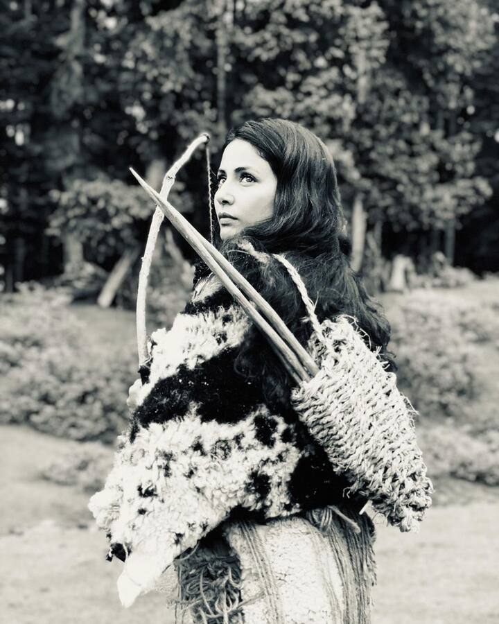 The newly released fresh pictures have her in the same getup but with more intriguing elements added. 