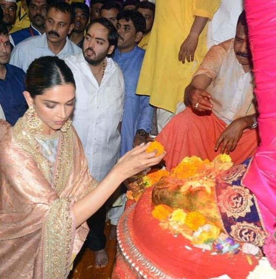 She looked absolutely radiant in a beautiful saree with a heavy golden border as she offered prayers