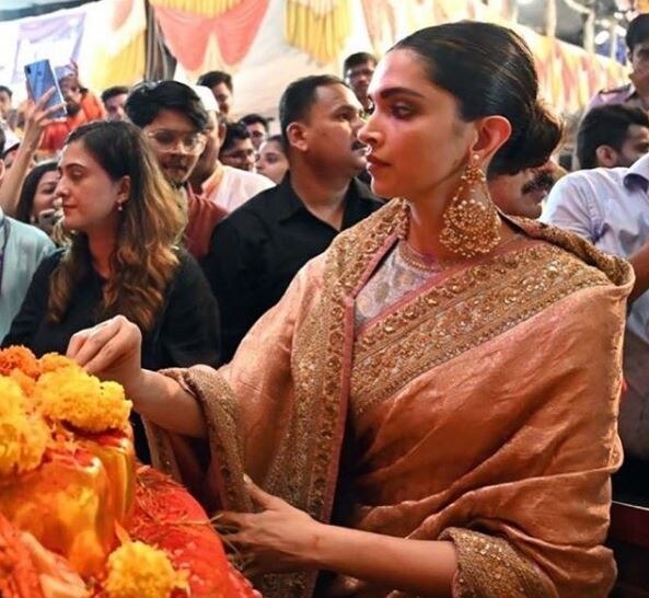 A day before Ganesh Visarjan, Deepika Padukone decided to offer prayers at the much celebrated Lalbaugcha Raja in Mumbai.