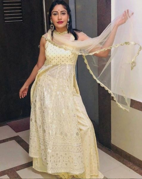 Surbhi shared a couple of photos after she returned from Lalbaugcha Raja Ganesh Darshan