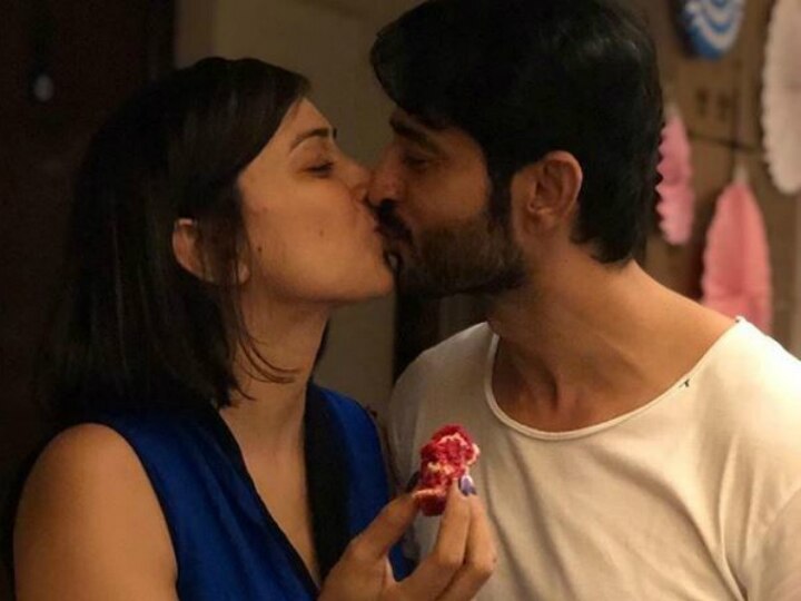 'Bigg Boss 11' Contestant Hiten Tejwani Wishes Wife Gauri Pradhan On Her Birthday'; Posts A Liplock Picture & Adorable Message! Hiten Tejwani Wishes Wife Gauri Pradhan On Her Birthday With A Liplock Pic & Adorable Message!