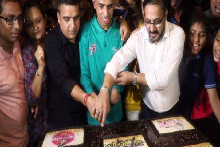 BJP MLA Harsh Sanghvi celebrating PM Modi's 69th birthday in Surat