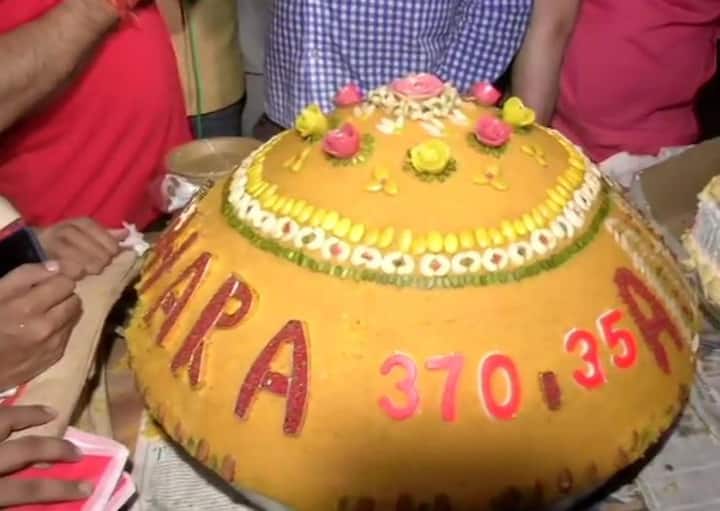 Cake for Prime Minister Narendra Modi arranged by BJP workers near India Gate, (Courtesy: ANI)