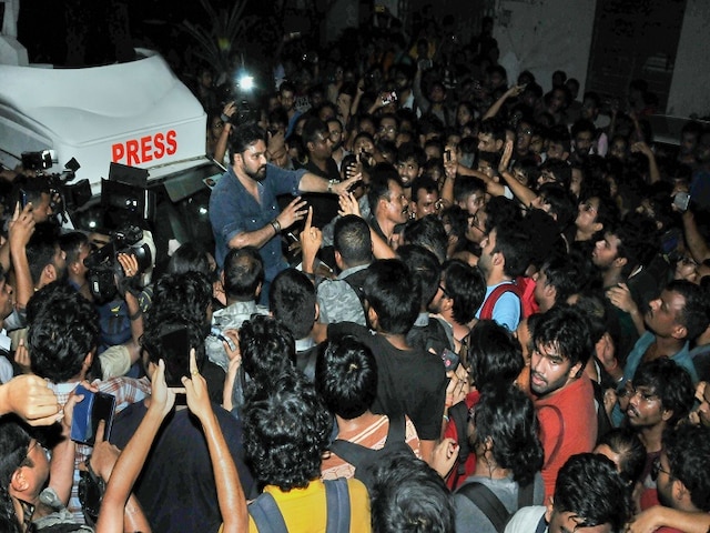 Was Punched, Kicked, Pulled By Hair: Babul Supriyo Heckled By Protesting Students In Kolkata Babul Supriyo Trashed By Jadavpur University Protesting Students In Kolkata