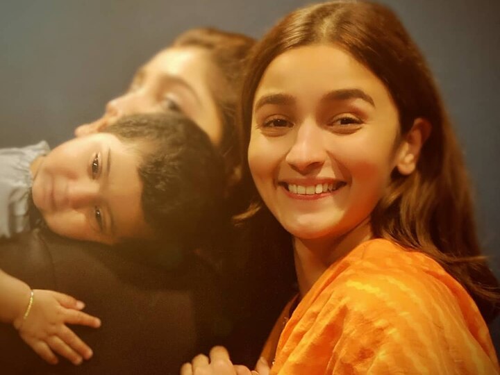 PIC: Happy Alia Bhatt Poses With Singer Ankit Tiwari's Little Daughter Aryaa PIC: Happy Alia Bhatt Poses With Singer Ankit Tiwari's Little Daughter Aryaa