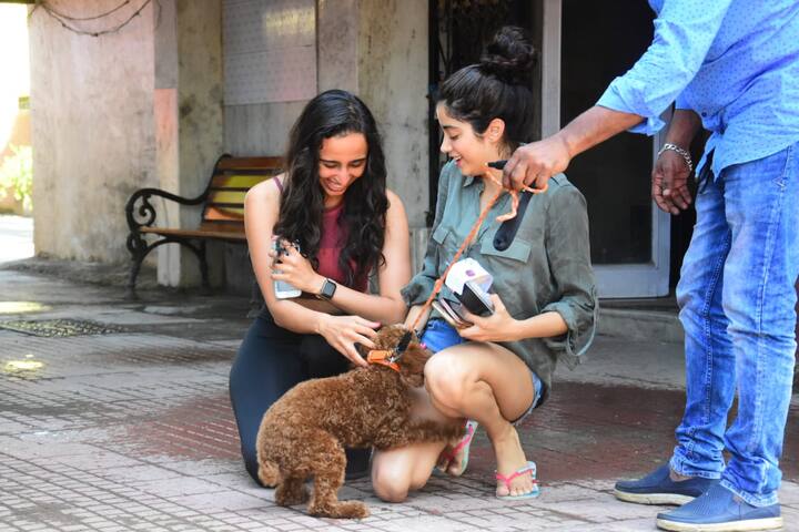 Janhvi Kapoor’s fitness expert Namrata Purohit also accompanied her outside the gym. The two couldn’t help but play with the dog.