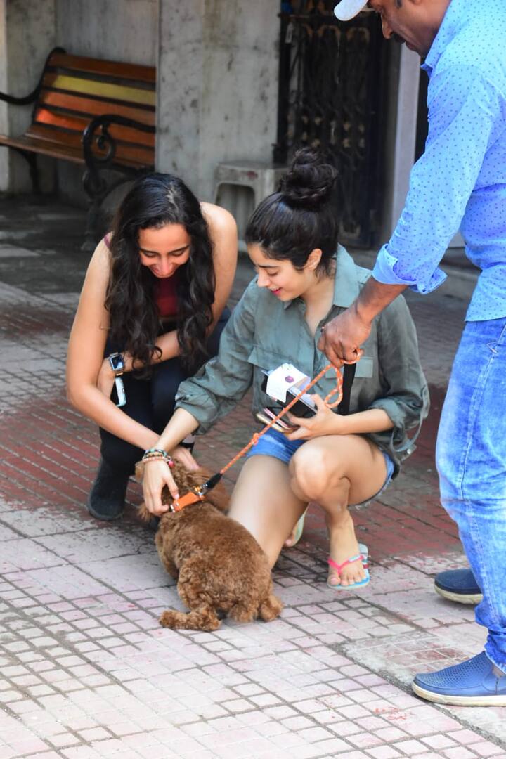 Janhvi Kapoor posed happily for the shutterbugs while playing the cute doggo.