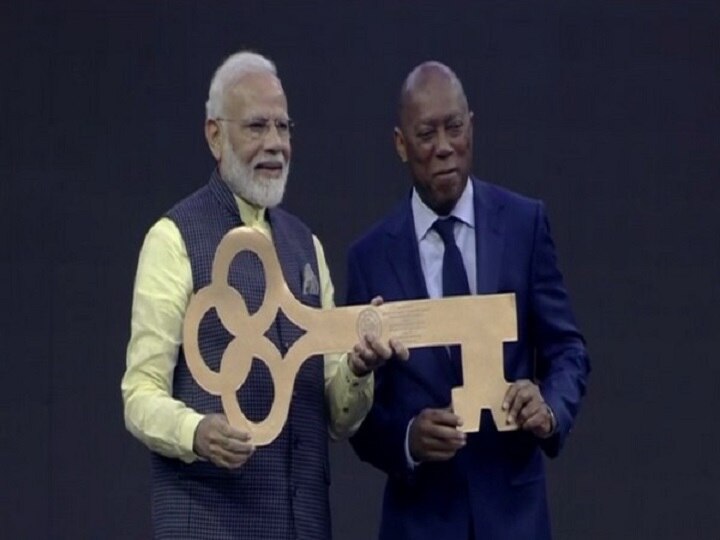 Modi Given Key To Houston By Mayor Sylvester Turner On Arrival At 'Howdy, Modi!' Event Modi Given Key To Houston By Mayor Sylvester Turner On Arrival At 'Howdy, Modi!' Event