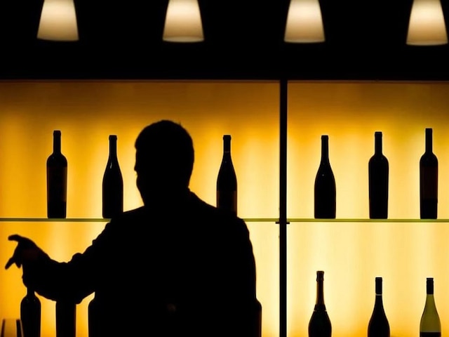 6 Held For Illegal Liquor Party At Gurgaon Farmhouse 6 Held For Illegal Liquor Party At Gurgaon Farmhouse