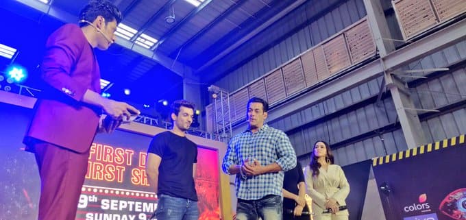 Salman is also joined by Sana Khan, Ameesha Patel and Arjun Bijlani on stage..