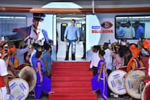 Bigg Boss 13: Salman Khan Enters Press Conference In A Metro Coach, Ameesha Patel Ups Glamour Quotient! Sana Khan, Pooja Banerjee, Arjun Bijlani Accompany Host!