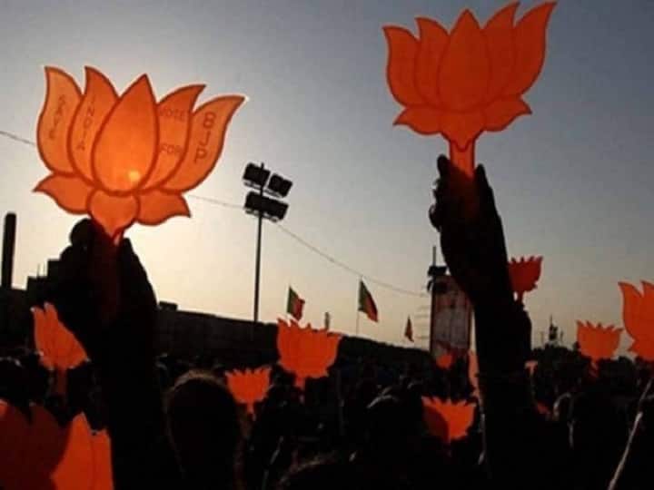 Delhi BJP Leader's Image On School Bags; MCD Issues Notice Delhi BJP Leader's Image On School Bags; MCD Issues Notice